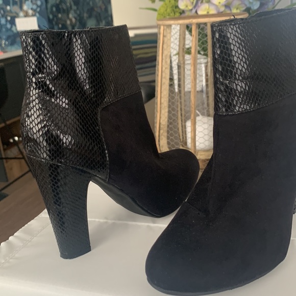 Textured booties - Picture 2 of 3